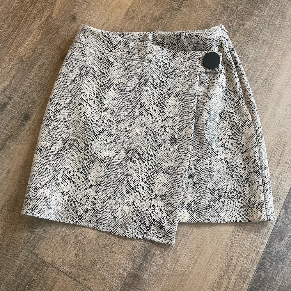 Size small MOD snake skin pattern skirt.